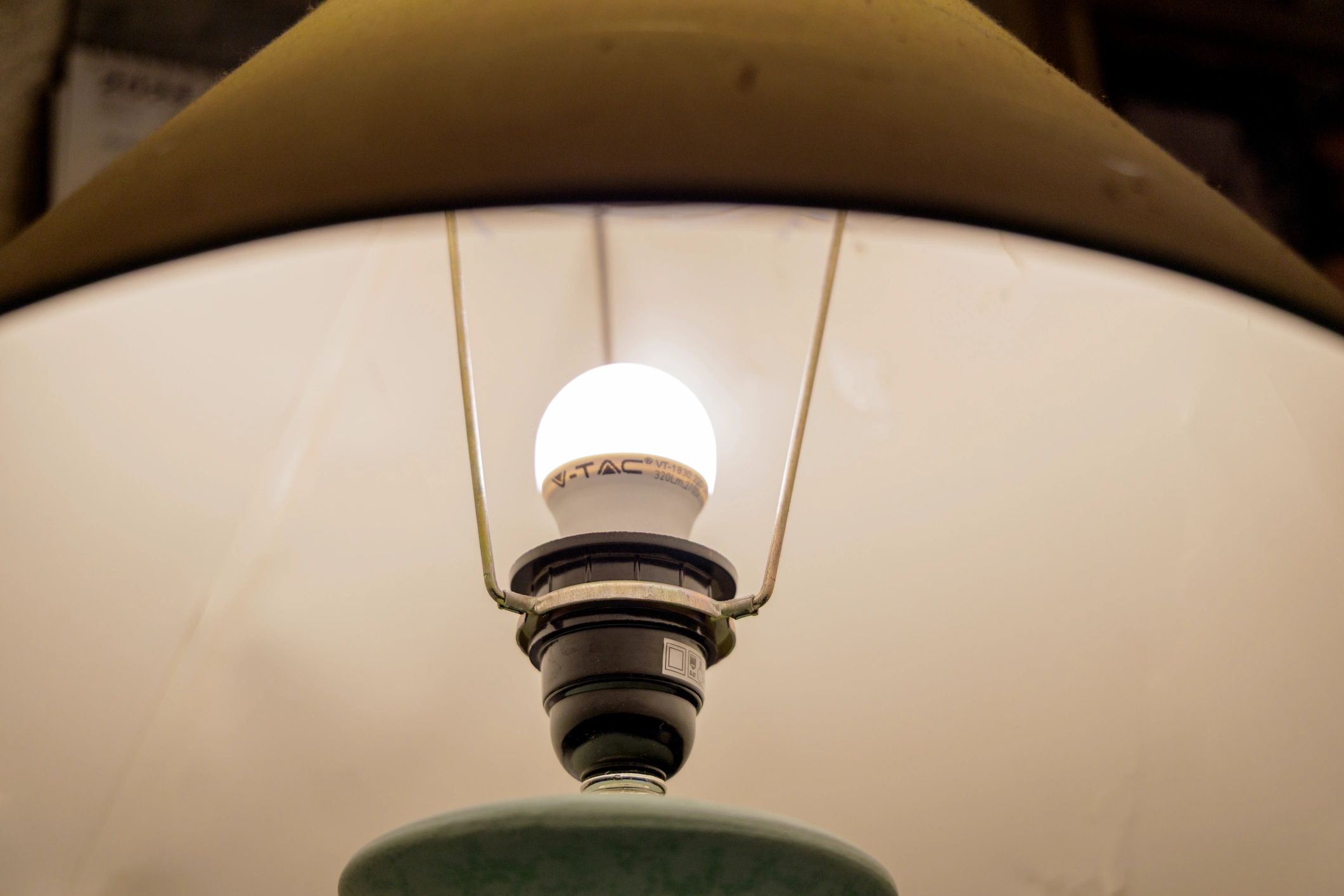 LED bulb product display